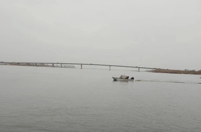 Лодка с тремя людьми на борту перевернулась на Волге в Астрахани