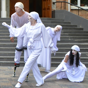 Астрахань оккупировали «белые ниндзя на ходулях»?