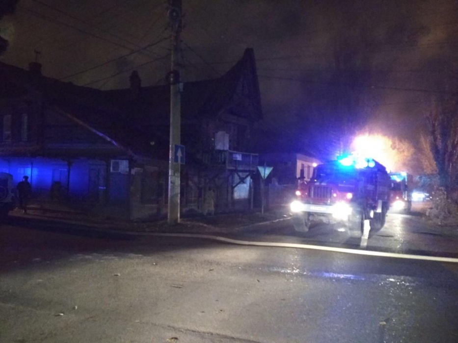 В Астрахани 25 человек целый час пытались потушить серьезный пожар