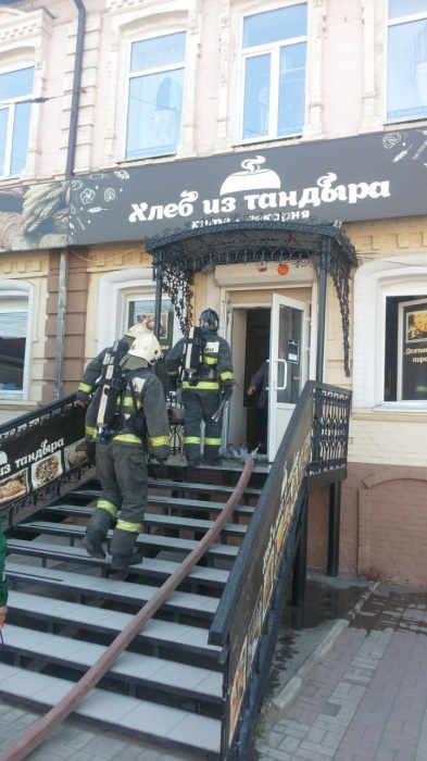 В Астрахани горит пекарня