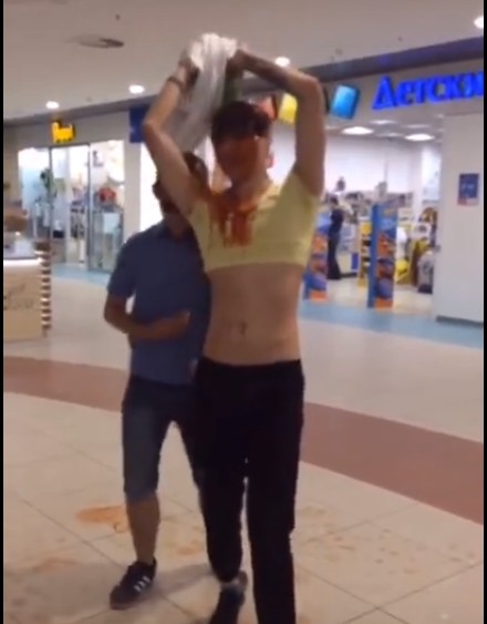Ради хайпа: в Астрахани подросток на камеру облился томатным соком в торговом центре
