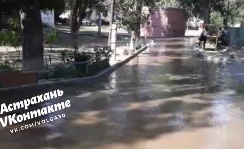Улица Адмирала Нахимова в Астрахани поплыла: видео