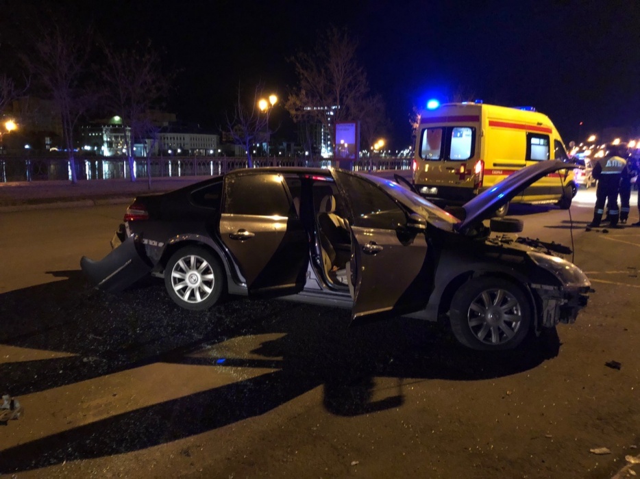 Машина разбита вдребезги: на Набережной в Астрахани произошла жесткая авария