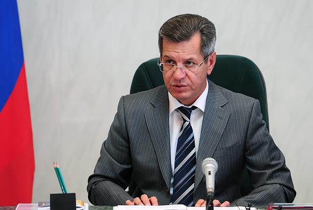 Астраханский губернатор вручил дипломы выпускникам академии госслужбы 