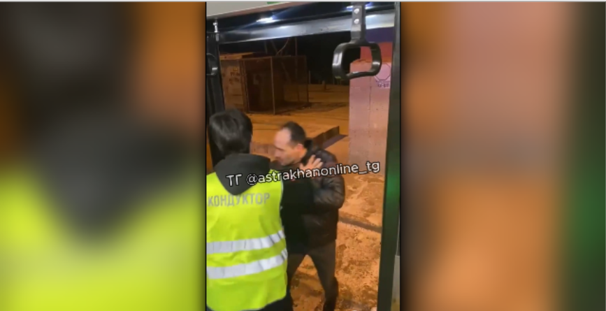 Астраханцы сняли на видео потасовку в новом синем автобусе