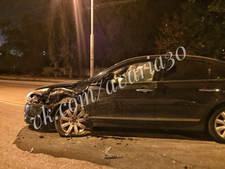 Серьезная авария: в Астрахани две иномарки не поделили дорогу