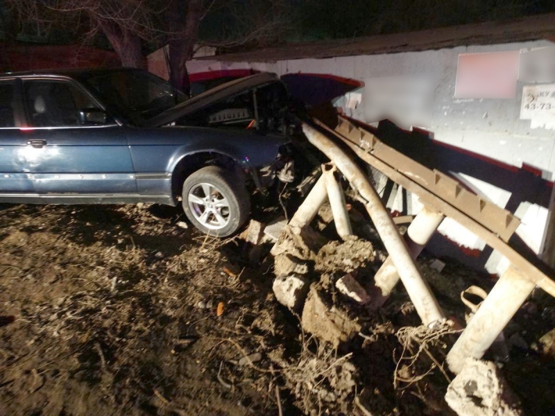 В Астрахани иномарка въехала в ограждение: пострадали два человека