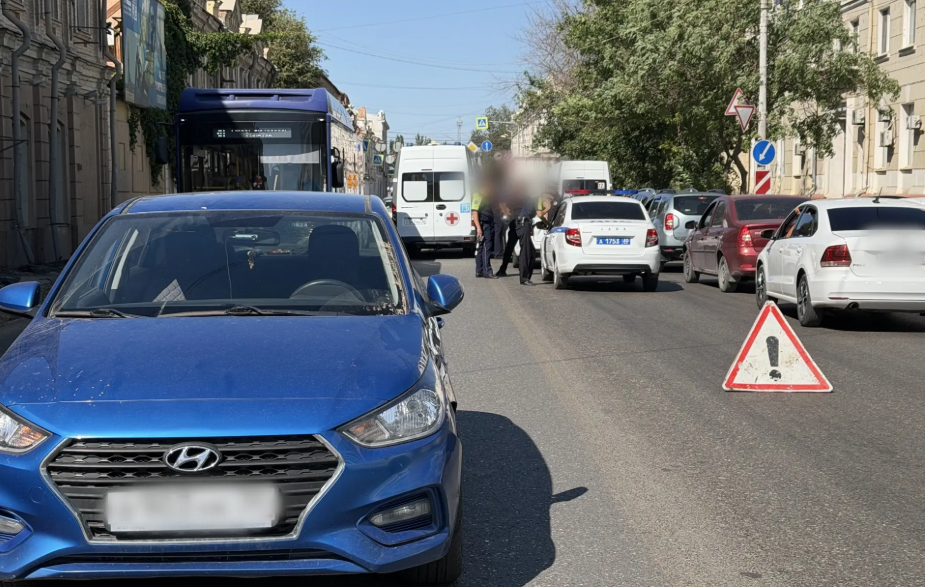 В центре Астрахани двое детей попали под двойной удар автомобилей