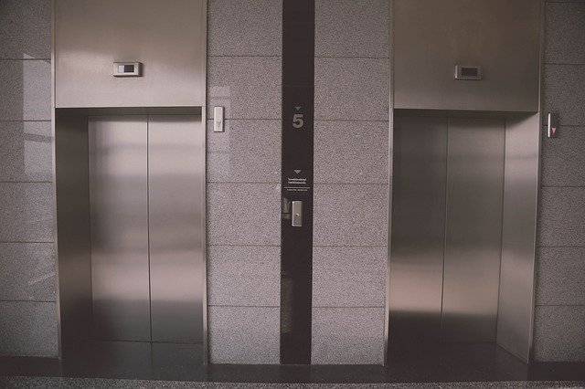 Астраханский школьник создал новую систему бесконтактного вызова лифта