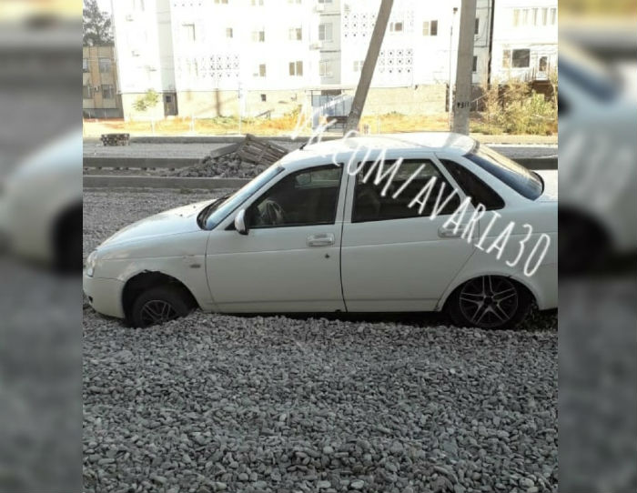 В Астрахани машина нырнула в гравий