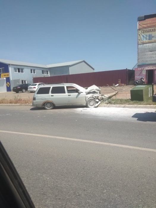 Слабость к столбам. Астраханец на "Ладе" снес опору ЛЭП и помял свой бампер