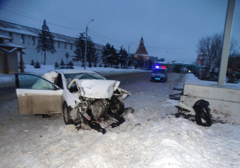 В центре Астрахани автомобиль протаранил ограждение и опору рекламного щита: пострадали два человека