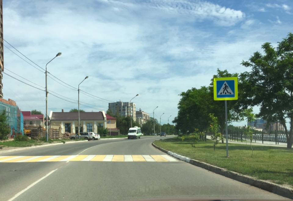 В Астрахани дорожники нарисовали "зебру", ведущую с газона на газон
