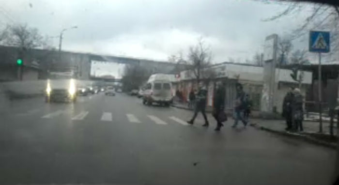 В Астрахани водитель чуть не сыграл в боулинг пешеходами