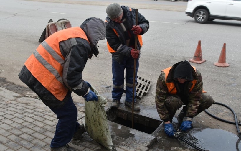 В Астрахани ливневки забились мусором