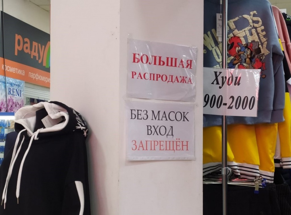 В астраханских торговых центрах полицейские проверяют соблюдение масочного режима