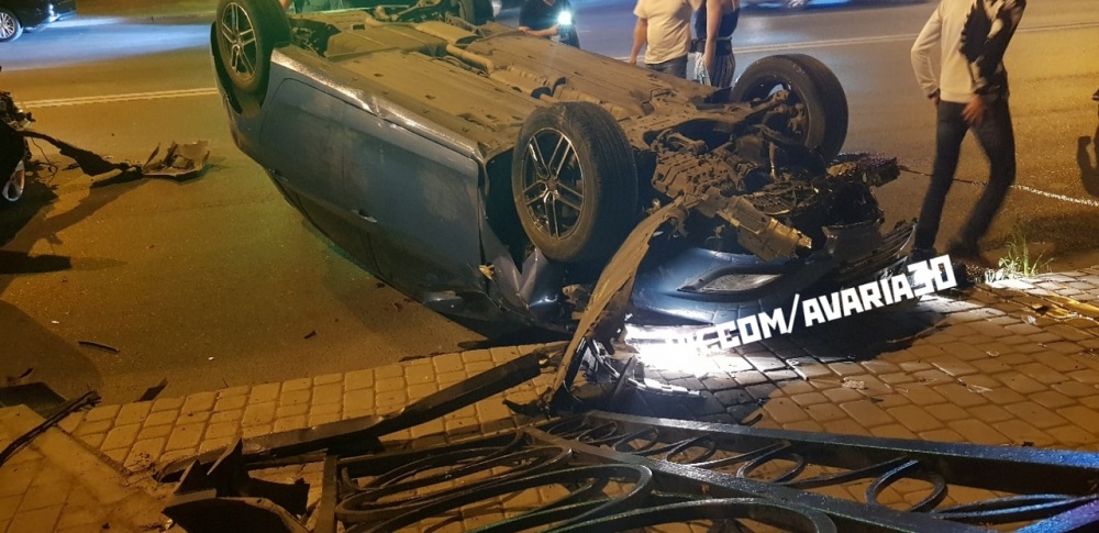 Ночью в центре Астрахани произошла жесткая тройная авария