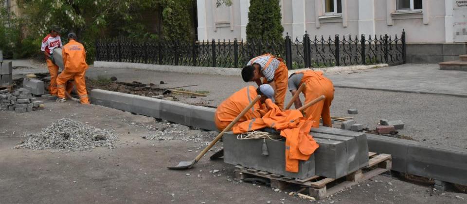 Асфальт, ливневка и бордюры: ремонт улицы Красная Набережная закончат через месяц