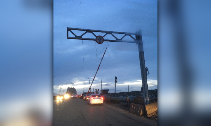 Ограничительную рамку на астраханском мосту сломали спустя 3 дня