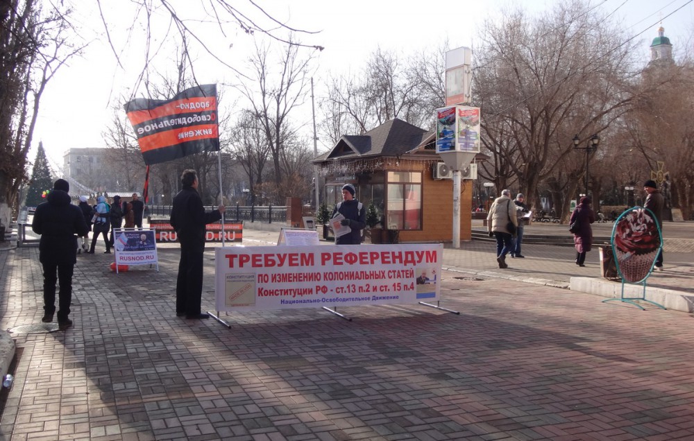 На пикет в поддержку Путина в Астрахани вышло всего пять человек