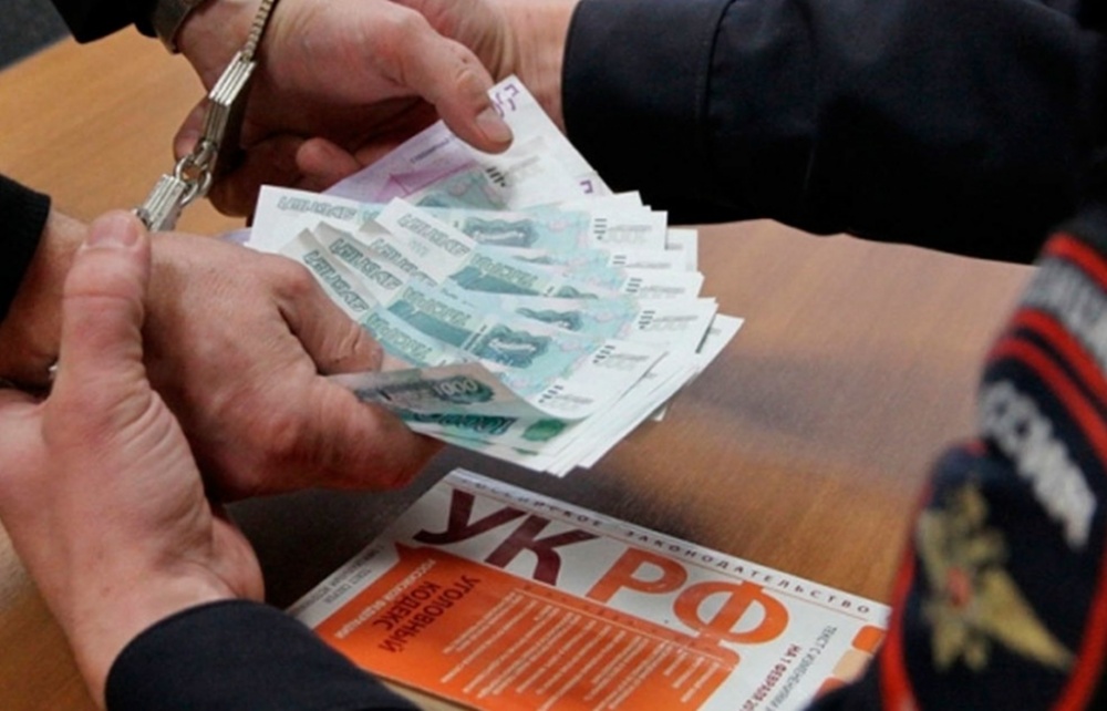 Астраханка сделала сотруднику полиции непристойное предложение, а он отказался