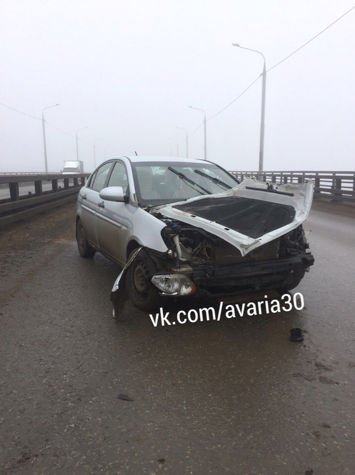 В Астрахани в ДТП на мосту сильно пострадал автомобиль