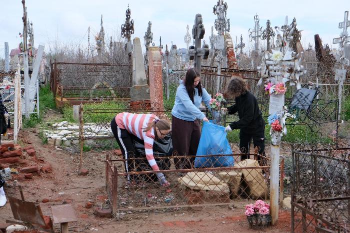 Астраханские волонтеры привели в порядок сотни могил ветеранов ко Дню Победы