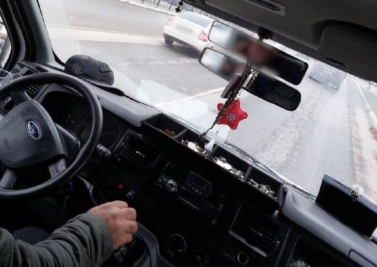 В Астрахани наказали водителя маршрутки, который разговаривал за рулем по телефону