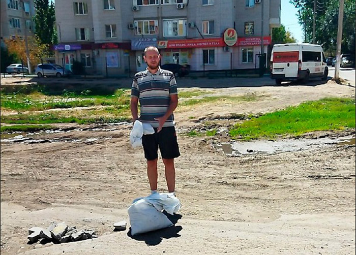 В Астрахани маршрутчики взялись самостоятельно ремонтировать дорогу