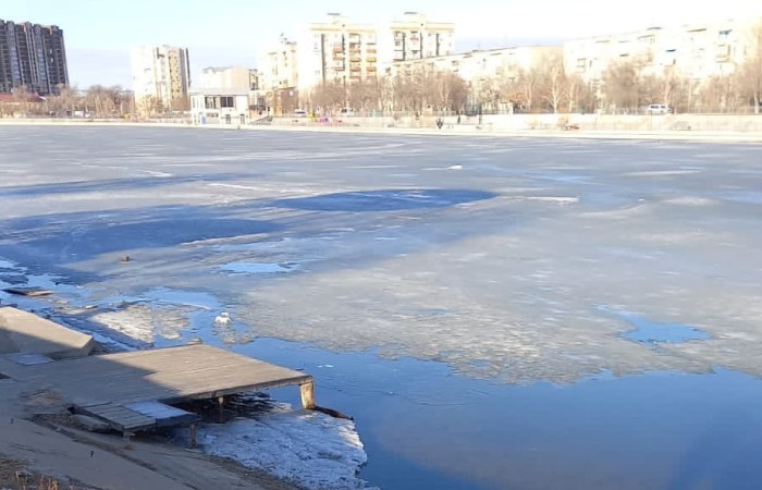 Спасатели предупреждают: лед на водоемах Астрахани стал опасно хрупким