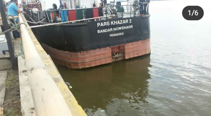 В Волгу в Астрахани слили нефтепродукты