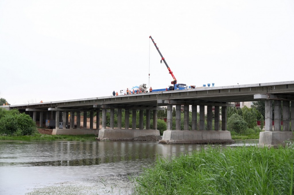 Половина Милицейского моста с двумя полосами откроется до 1 сентября 