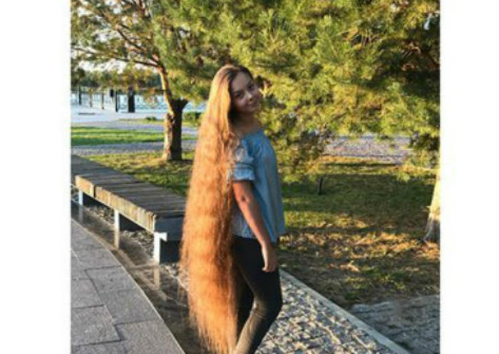 Астраханская школьница с самыми длинными в России волосами рассказала, как моет голову