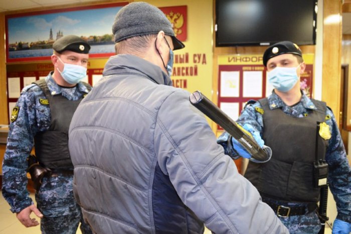 Астраханцы пытались пронести в здания судов электрошокеры и травматы