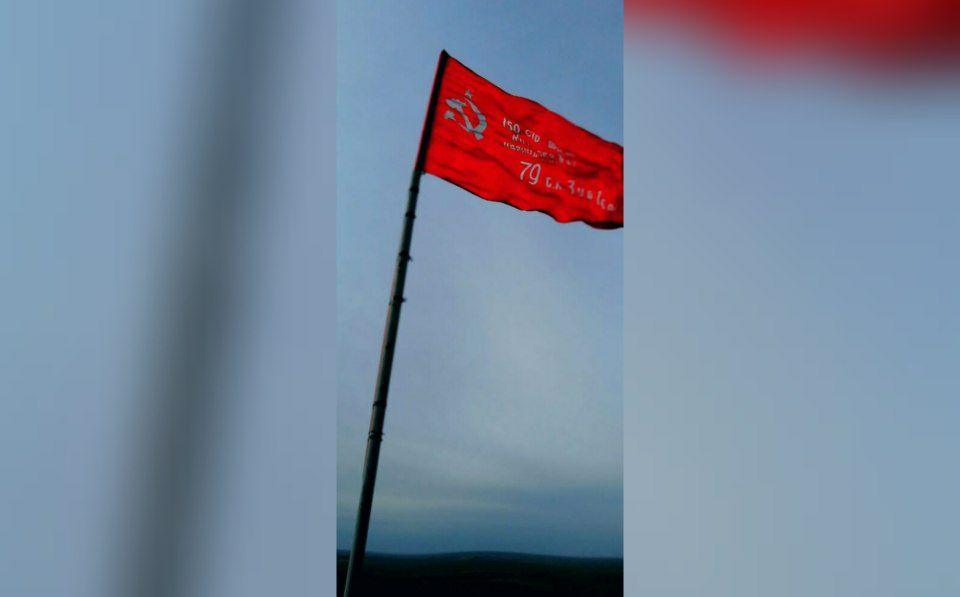 На вершине горы Большое Богдо астраханцы установили Знамя Победы