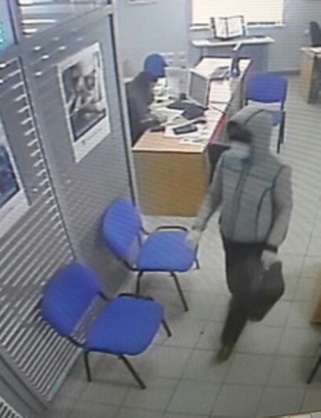 В Астрахани задержали загадочную расхитительницу банков в маске