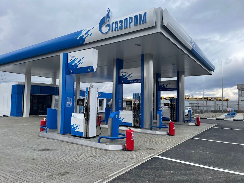 На газпромовские заправки в Астрахани возвращается бензин, но с новыми ценами