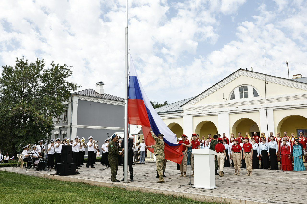 В Астраханском кремле состоялась церемония поднятия флага Российской Федерации
