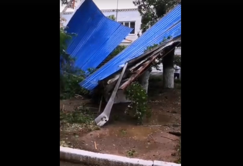 Непогода сорвала крышу дома в астраханском селе