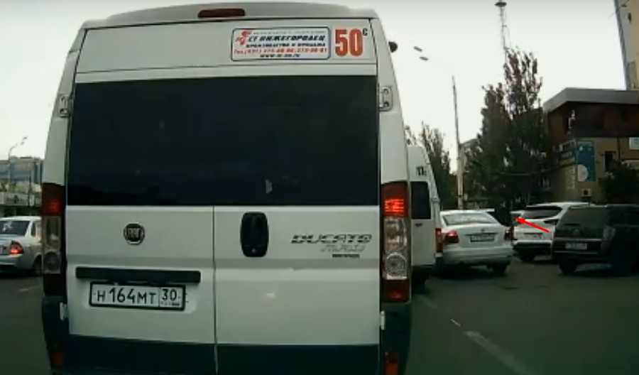 В Астрахани молниеносная реакция водителя такси помогла избежать трагедии: видео