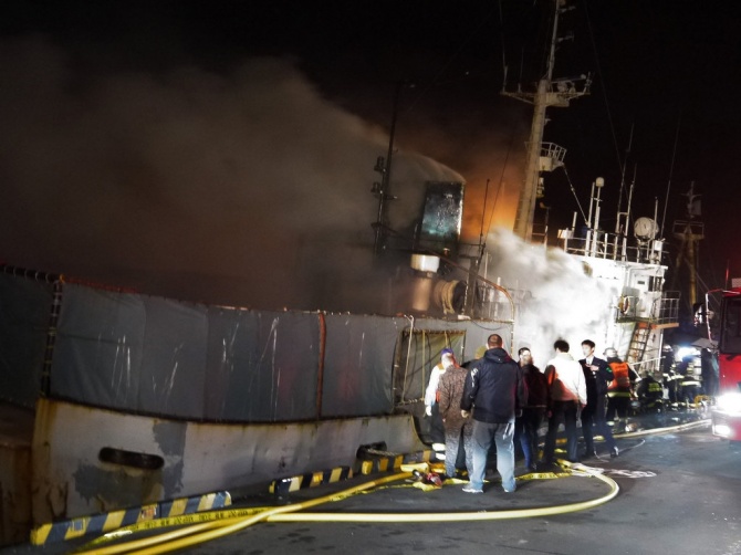 В Астрахани загорелся сухогруз -  спасли 10 человек