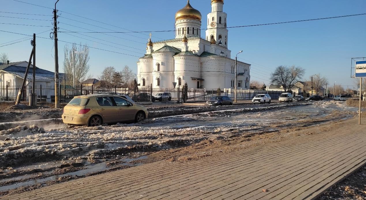 Наледь на улице Бабаевского мешает жить крупному астраханскому микрорайону
