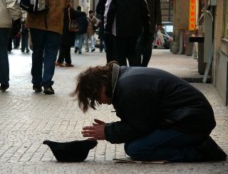 Астраханец отобрал у нищего подаяния, составившие 46 рублей