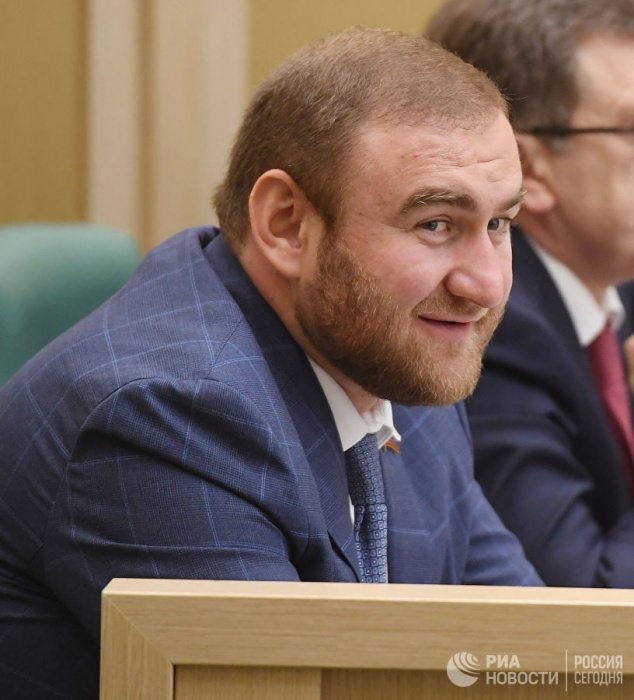 Отца и сына Арашуковых, родственников гендиректора «Газпром межрегионгаз Астрахань», обвиняют в убийствах и хищении 30 млрд рублей