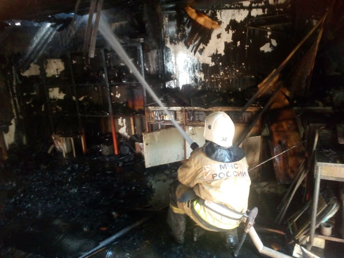 Утром загорелся популярный астраханский рынок