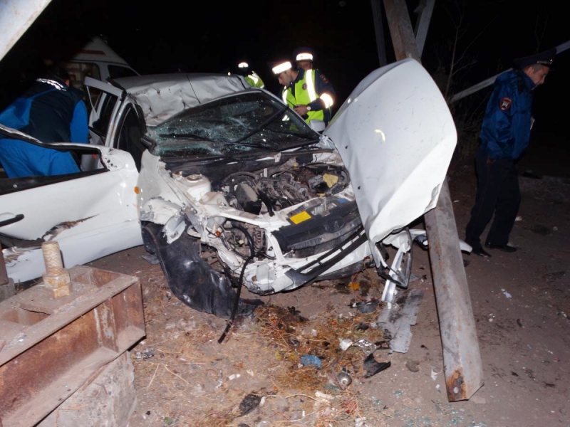 Ночью в Астрахани автомобиль протаранил мусорные контейнеры и опору ЛЭП: водитель скончался