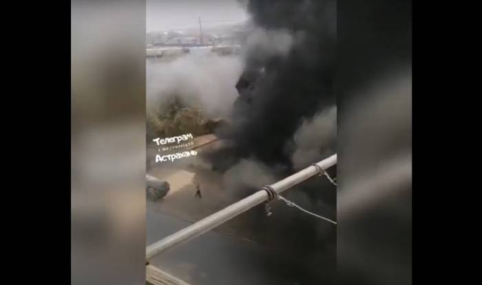 Мощный пожар на Звездной в Астрахани уничтожил 8 гаражей: видео