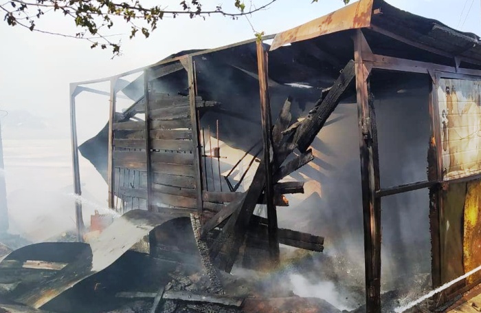 Восточнее Астрахани при пожаре хозпостройки погиб мужчина