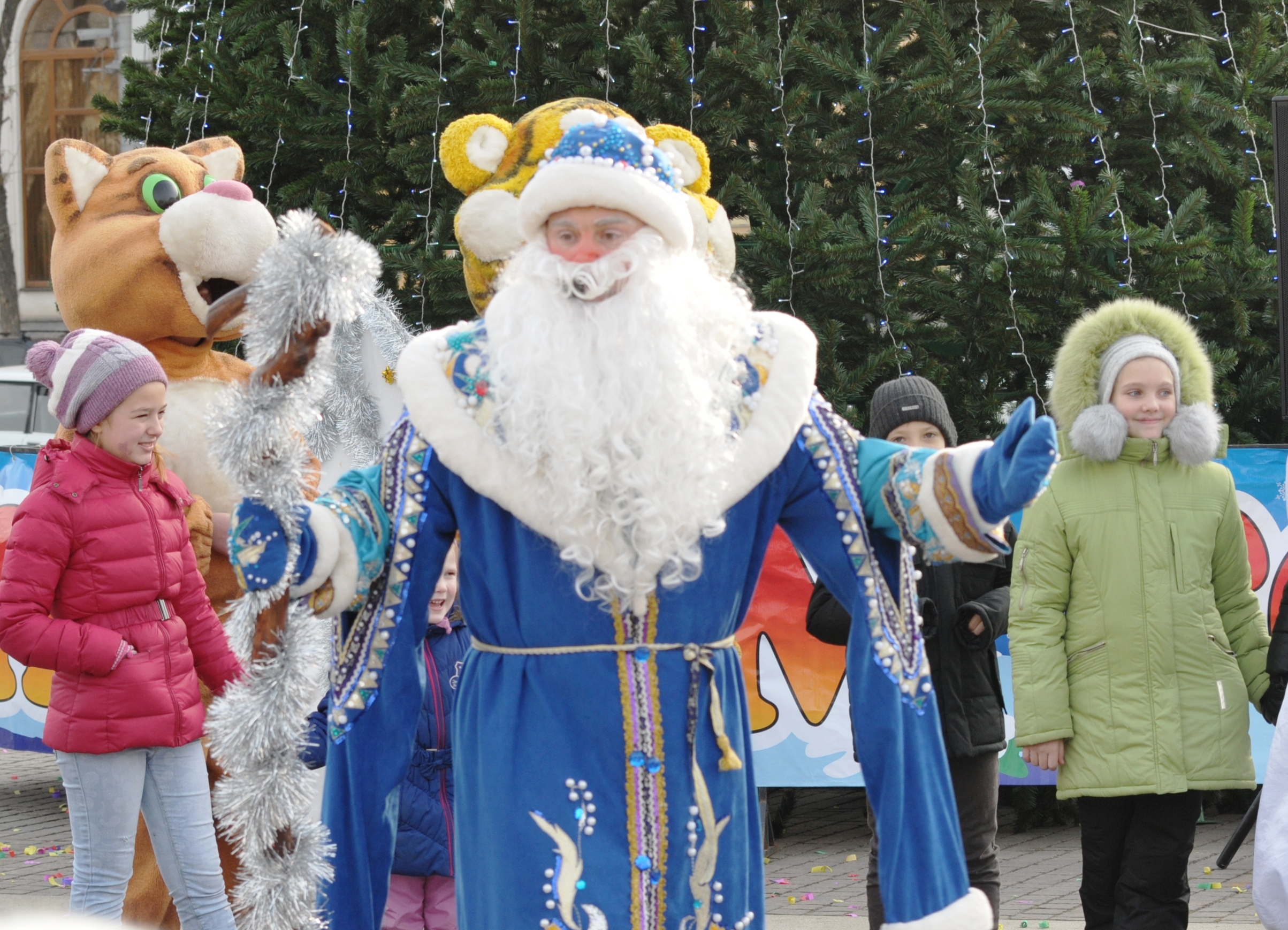 В Астрахани главная городская елка зажгла свои огни