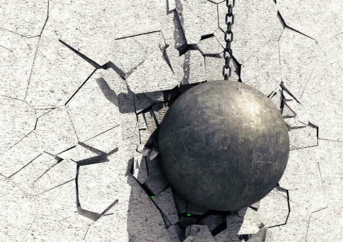 В Астрахани по требованию прокуратуры снесли аварийное здание